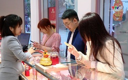 Nhộn nhịp khách hàng mua vàng cầu may ngày vía Thần Tài