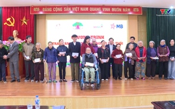 Hội Người cao tuổi tỉnh trao quà cho hội viên 