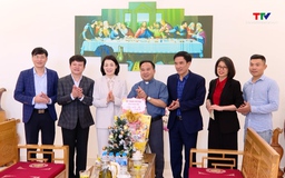 Phó Chủ tịch thường trực Ủy ban Mặt trận Tổ quốc tỉnh Đỗ Thị Toán thăm, tặng quà tại 2 xã Thọ Lập, Sao Vàng