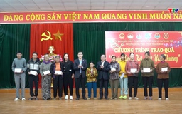 Phường Đông Tiến trao quà Tết cho hộ nghèo, hộ có hoàn cảnh khó khăn