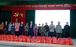 Xã Hoạt Giang trao quà Tết cho gia đình chính sách người có hoàn cảnh khó khăn