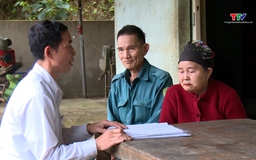 Người mang thông tin bầu cử đến từng bản làng