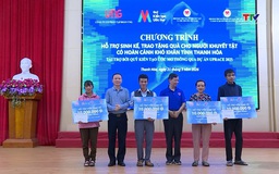 Hội bảo trợ người khuyết tật - trẻ mồ côi và bảo vệ quyền lợi trẻ em trao quà cho các đối tượng chính sách