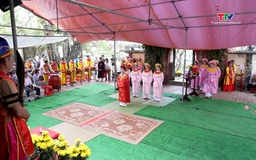 Hội làng mở giữa mùa xuân