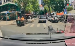 Mở cửa ô tô bất cẩn khiến người đi xe máy ngã trên phố