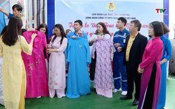 Trao tặng gần 900 bộ áo dài cho nữ công nhân lao động