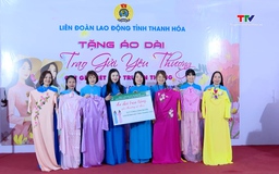 Trao tặng áo dài cho nữ công nhân lao động nhân dịp 8/3
