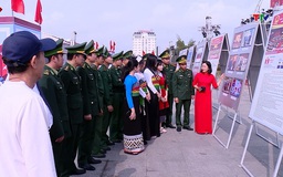 Triển lãm tranh cổ động và ảnh tư liệu chào mừng bầu cử