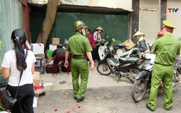 Ra quân giải toả chợ cóc phố Nam, phường Hạc Thành