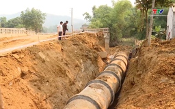 Cấp nước trở lại cho cánh đồng lúa thôn Tân Thành 