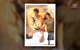 Cảnh sát giao thông kịp thời đưa người đàn ông bị đột quỵ đi cấp cứu 