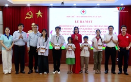 Ra mắt mô hình "Dân vận khéo" tặng thẻ bảo trợ học sinh nghèo