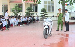 Công an xã Thọ Lập hướng dẫn kỹ năng lái xe an toàn cho học sinh