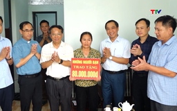 Trao kinh phí hỗ trợ xây dựng nhà tình thương cho hộ giáo dân có hoàn cảnh khó khăn 