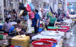 Thị trường hàng hóa dịp lễ: Nguồn cung dồi dào, giá cơ bản ổn định