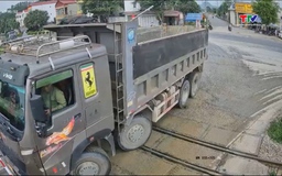 Xử phạt xe tải cố tình vượt đường ngang đường sắt