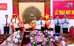 Trao tặng Huy  hiệu Đảng cho các đồng chí lãnh đạo, nguyên lãnh đạo tỉnh