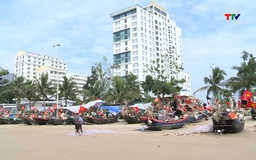 Sớm sắp xếp, chỉnh trang khu neo đậu tàu thuyền trên bãi biển Sầm Sơn