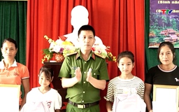 Công an xã Phú Xuân nhận đỡ đầu 2 trẻ em có hoàn cảnh khó khăn