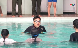 Công an xã Vĩnh Lộc dạy bơi miễn phí cho trẻ em có hoàn cảnh khó khăn