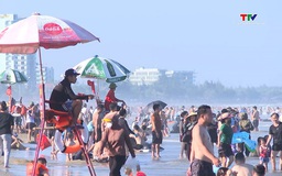 Nắng nóng du khách về Sầm Sơn tắm biển tăng cao
