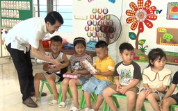 Tặng quà cho học sinh vùng lũ