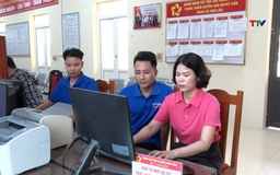Thanh niên tiên phong hỗ trợ người dân trong phong trào “bình dân học vụ số”