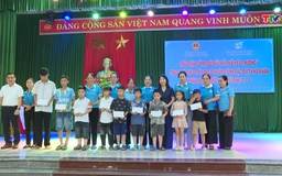 Phường Đông Tiến trao quà cho trẻ em có hoàn cảnh khó khăn