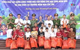 Công an xã Mường Lát tổ chức chương trình vui Tết Thiếu nhi và tuyên truyền pháp luật cho học sinh