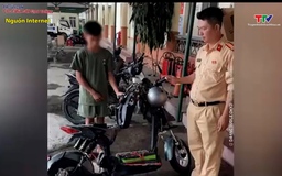 Học sinh lớp 9 đánh võng trước đầu ô tô khiến nhiều người thót tim