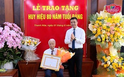 Trao Huy hiệu 80 năm tuổi Đảng