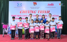Đoàn thanh niên trao quà cho trẻ em Làng SOS Thanh Hóa