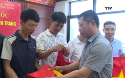 Trao 3.000 lá cờ tổ quốc cho ngư dân phường Sầm Sơn và xã Tiên Trang