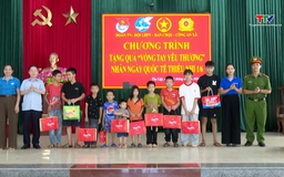 Tặng quà cho thiếu nhi có hoàn cảnh khó khăn trên địa bàn