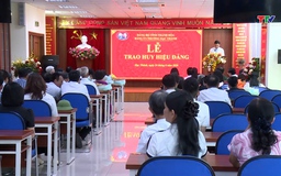 Đảng ủy phường Hạc Thành trao Huy hiệu Đảng cho 318 đảng viên