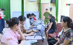 Xã Tân Ninh chi trả tiền hỗ trợ bồi thường, hỗ trợ giải phóng mặt bằng cho người dân.