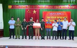 Quân khu 4 trao kinh phí hỗ trợ xây dựng nhà Đại đoàn kết