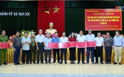Trao tặng sách và chuyển giao phần mềm thư viện số 