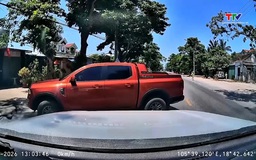 Xử phạt tài xế bán tải 'quay xe' khi gặp Cảnh sát giao thông