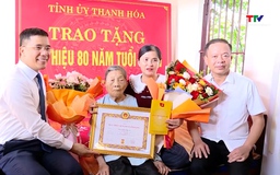 Trao tặng Huy hiệu 80 năm tuổi Đảng cho đảng viên Phạm Thị Khang