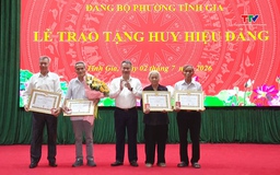 Đảng uỷ phường Tĩnh Gia trao tặng Huy hiệu Đảng