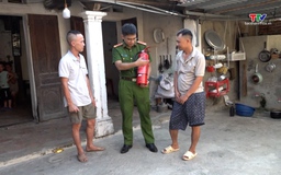 Công an xã Hoằng Sơn trao tặng 100 bình chữa cháy cho các hộ gia đình có hoàn cảnh khó khăn 