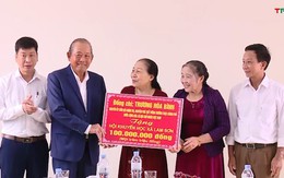 Nguyên Phó Thủ tướng Thường trực Chính phủ Trương Hòa Bình thăm và tặng quà tại Công ty TNHH hai thành viên Lam Sơn