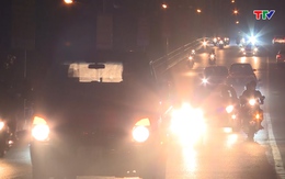 Cảnh báo nguy cơ mất an toàn giao thông từ việc bật đèn pha trong đô thị