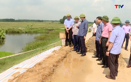 Phó Chủ tịch UBND tỉnh Lê Đức Giang kiểm tra sự cố sụt lún mái đê sông Mã