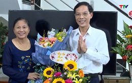 Đồng chí Phó Chủ tịch UBND tỉnh Đầu Thanh Tùng chúc mừng các cựu nhà giáo