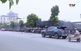 Cần nhanh chóng dẹp bỏ bãi trông giữ xe trái phép lấn chiếm hành lang giao thông tại thị trấn Nga Sơn