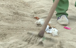 Vẫn còn tình trạng du khách xả rác ra bãi biển Sầm Sơn