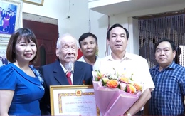 Huyện Triệu Sơn trao Huy hiệu 75 năm tuổi Đảng cho cán bộ tiền khởi nghĩa