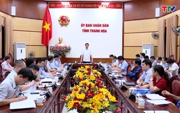 Phó Chủ tịch UBND tỉnh Lê Đức Giang nghe báo cáo về cơ chế chính sách giải bản các tàu cá ven bờ